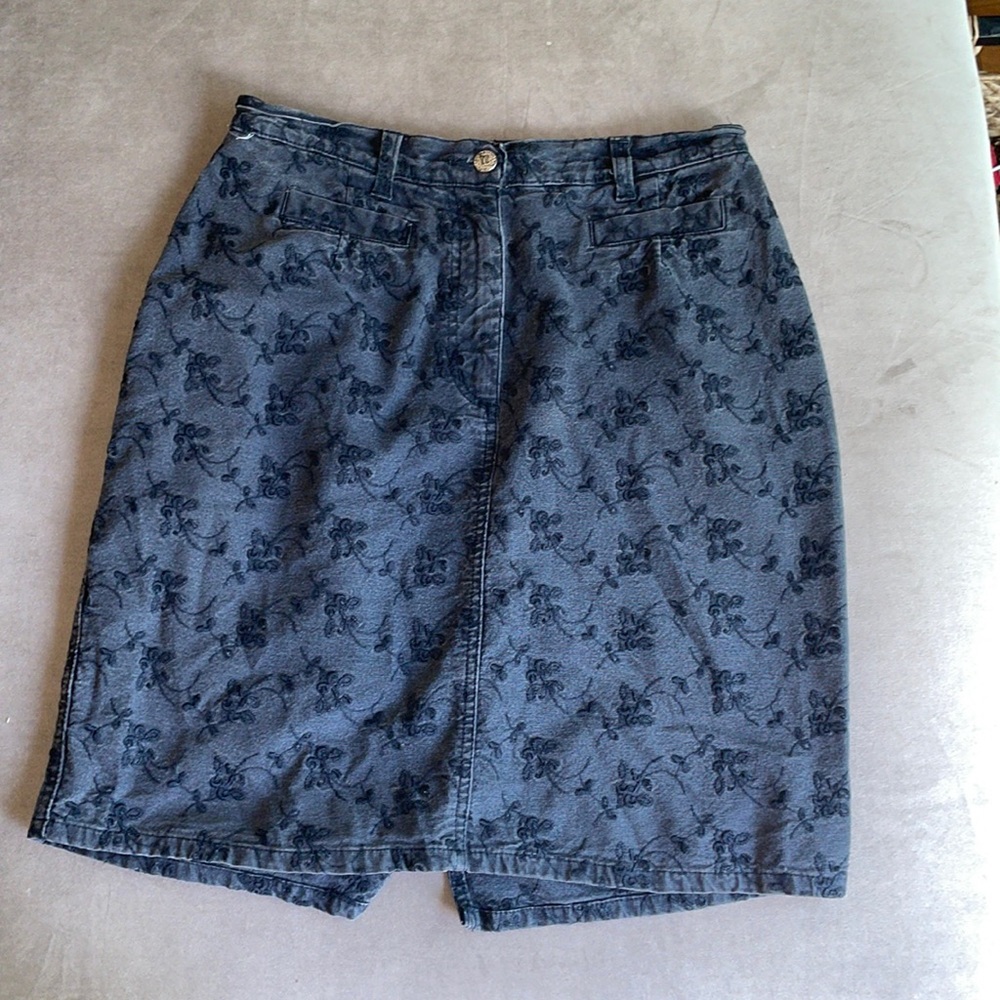 Les Copains Grey Denim Pencil Skirt with Black Stitched Floral Prints EU 42
